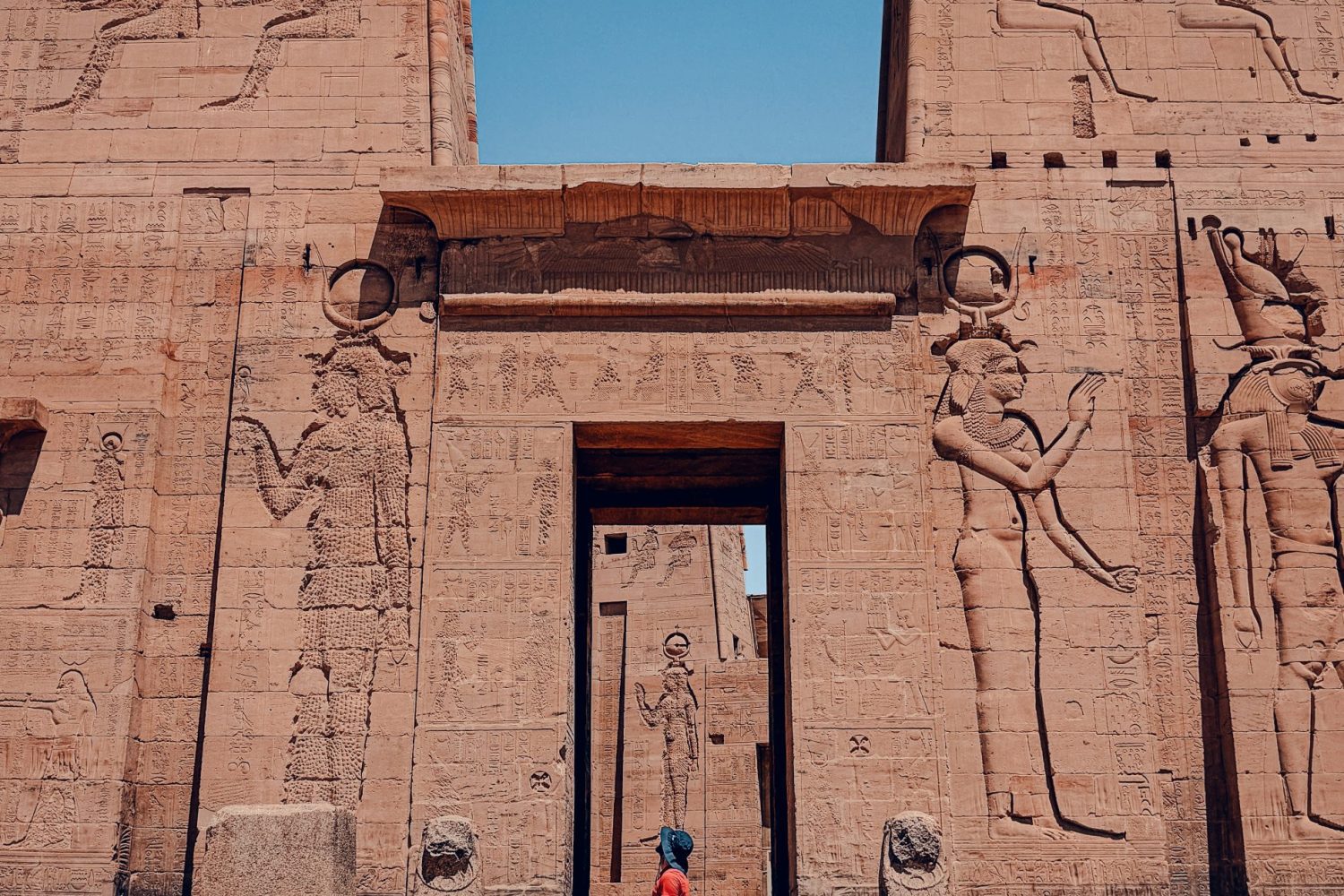 Crucero Por el Nilo de Lujo : frente al Templo de Edfu, joya histórica de Egipto