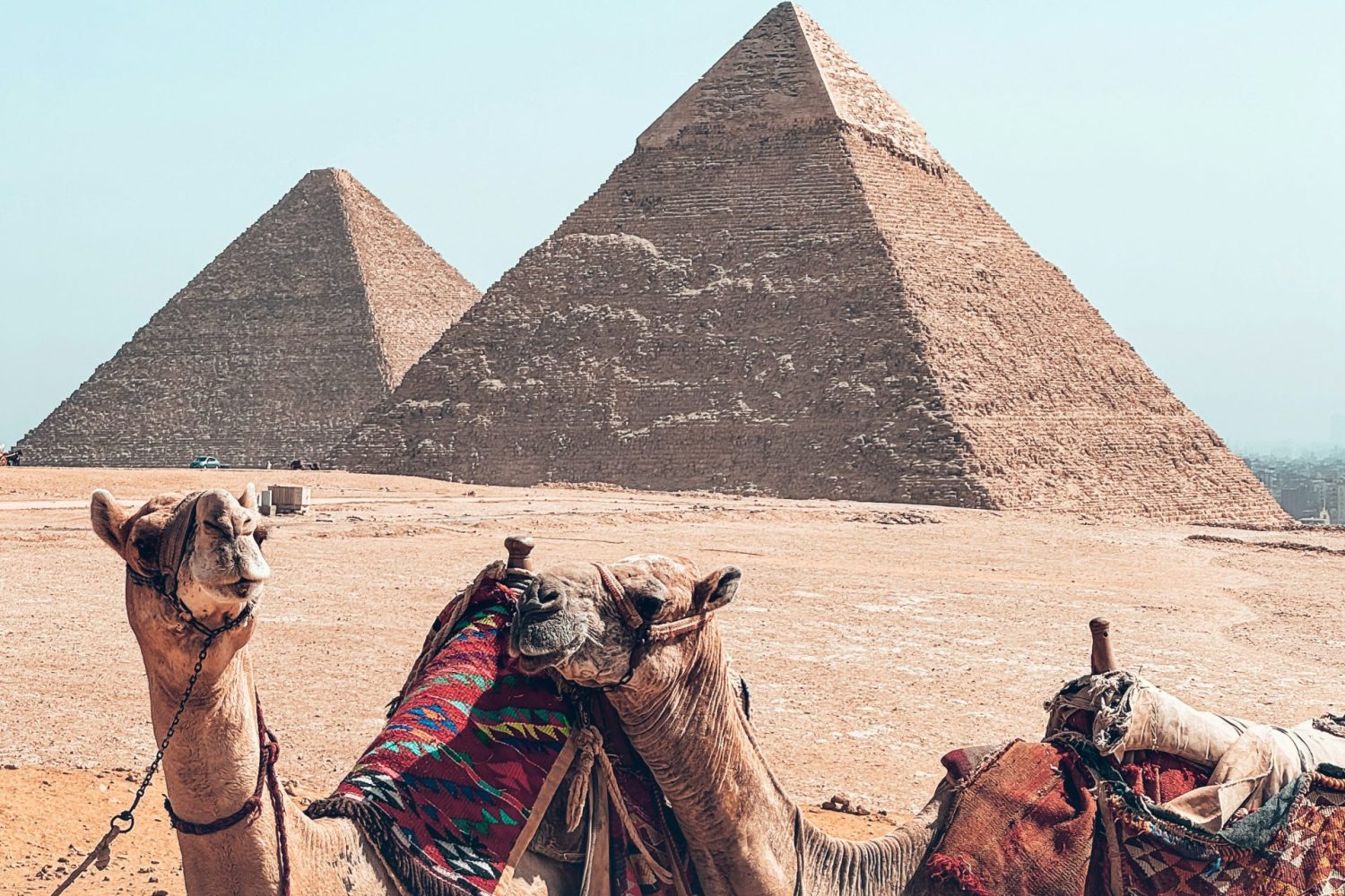 Excursión a Guiza, Saqqara y Menfis desde Makadi: vista panorámica de la Gran Pirámide de Guiza y su impresionante belleza histórica