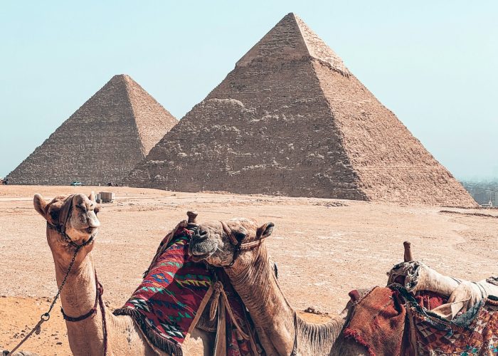 Excursión a Guiza, Saqqara y Menfis desde Makadi: vista panorámica de la Gran Pirámide de Guiza y su impresionante belleza histórica