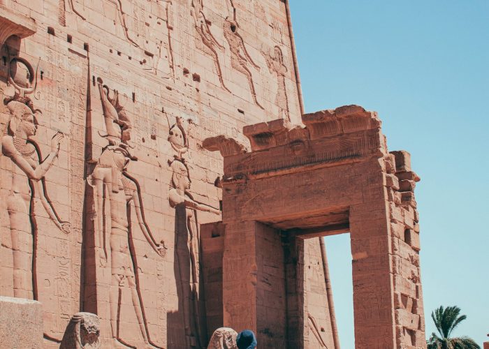 Crucero por el Nilo de Lujo MS River Tosca: navegando entre Luxor y Asuán con templos históricos al fondo