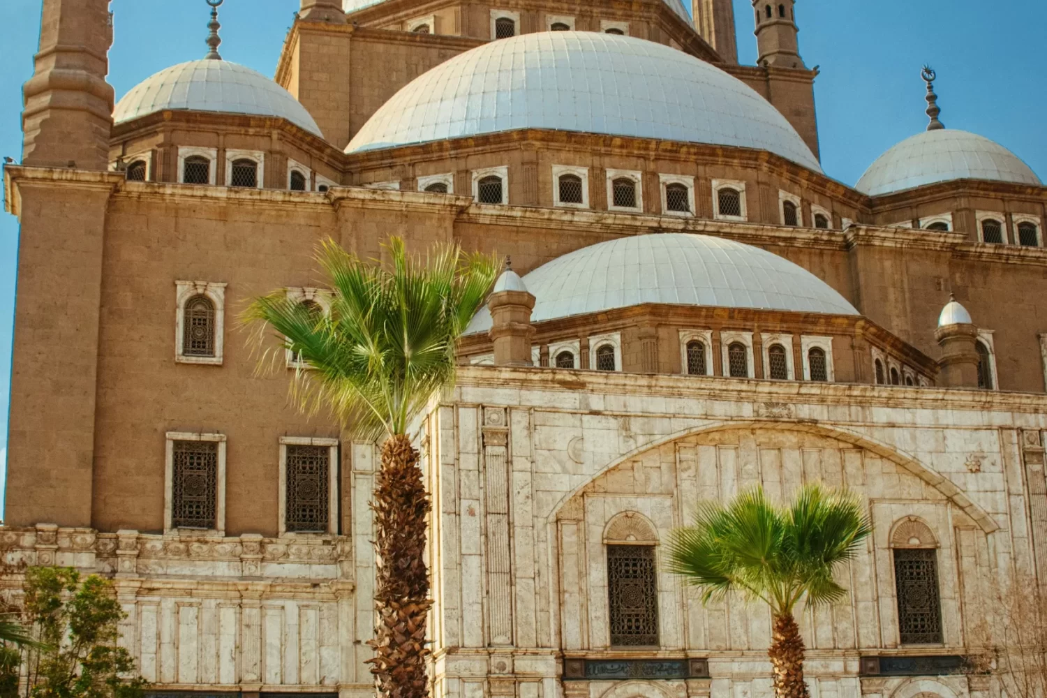 Excursión a El Cairo y Guiza desde Makadi en 2 Días: vista interior del majestuoso Mezquita de Muhammad Ali dentro de la Ciudadela de Saladino.