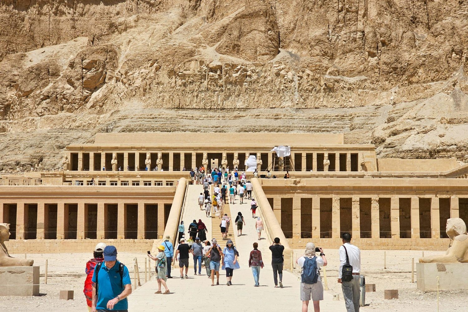 Templo de Hatshepsut en Luxor entre las montañas, un icono histórico del Antiguo Egipto para explorar durante el Crucero de 8 Días por el Nilo desde Hurgada.