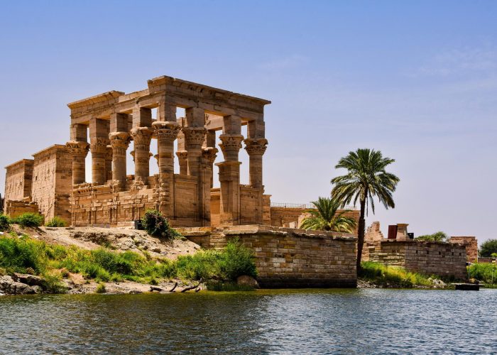Crucero por el Nilo 5 días desde Hurgada – Templo de Filae sobre las aguas del Nilo en un día soleado