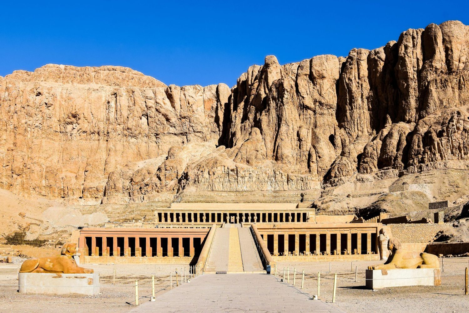 Viaje a Egipto 9 días: Templo de Hatshepsut en Luxor, arquitectura faraónica y monumento histórico.