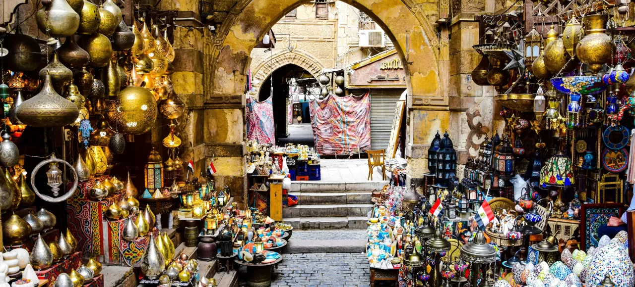 Qué Hacer y Visitar en El Cairo: Bazar Khan El Khalili con puestos de artesanías y especias tradicionales.