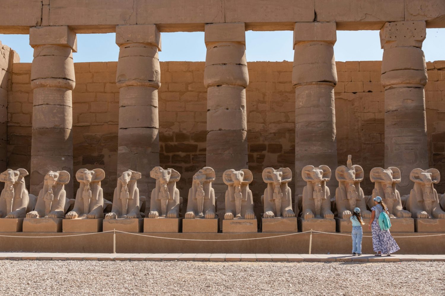 Crucero por el Nilo 5 días desde Hurgada mostrando la Avenida de los Carneros que conecta el Templo de Luxor con el Templo de Karnak, destacando sus estatuas alineadas.