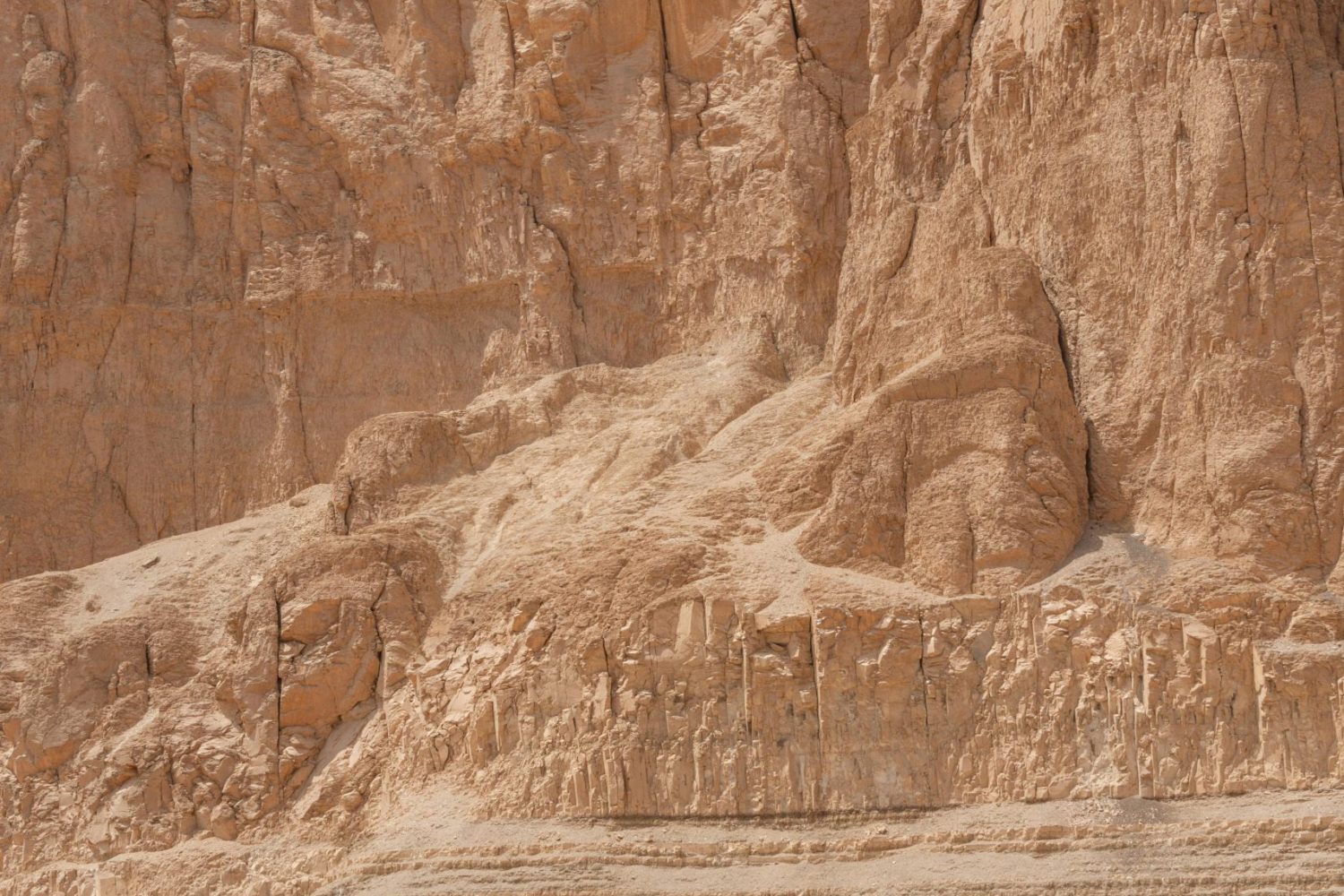 Viaje a Egipto por 9 Días: Muestra del majestuoso Templo de Hatshepsut en Luxor, un destino imprescindible del Egipto Faraónico.