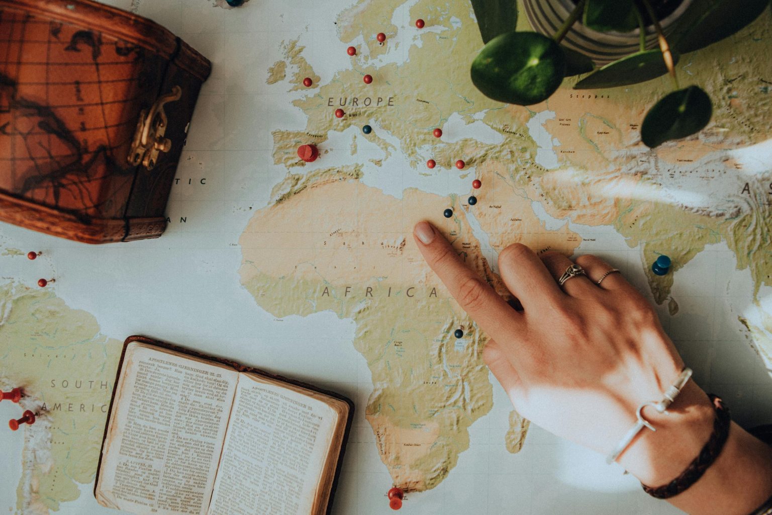 Consejos para Viajar Sola a Egipto: Mujer señalando mapa de Egipto mientras planea su viaje