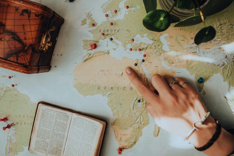 Consejos para Viajar Sola a Egipto: Mujer señalando mapa de Egipto mientras planea su viaje