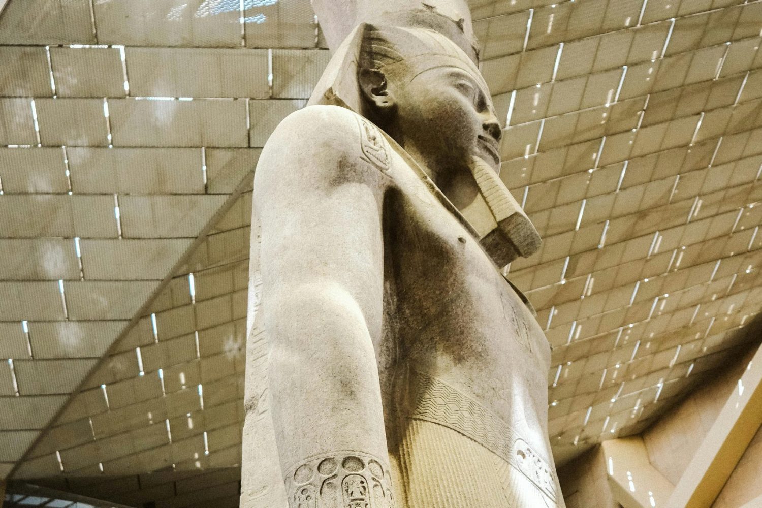 Viaje a Egipto 10 Días: Estatua de Ramsés II en el Museo Egipcio Nuevo durante la Ruta de la Sagrada Familia