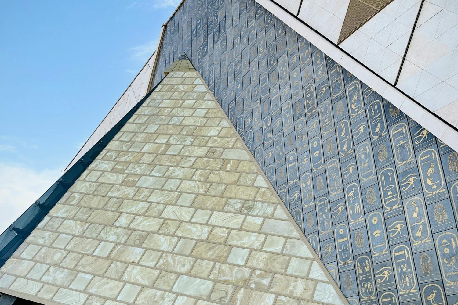 Tour a Alejandría y El Cairo | Relieves en las paredes exteriores del Gran Museo Egipcio