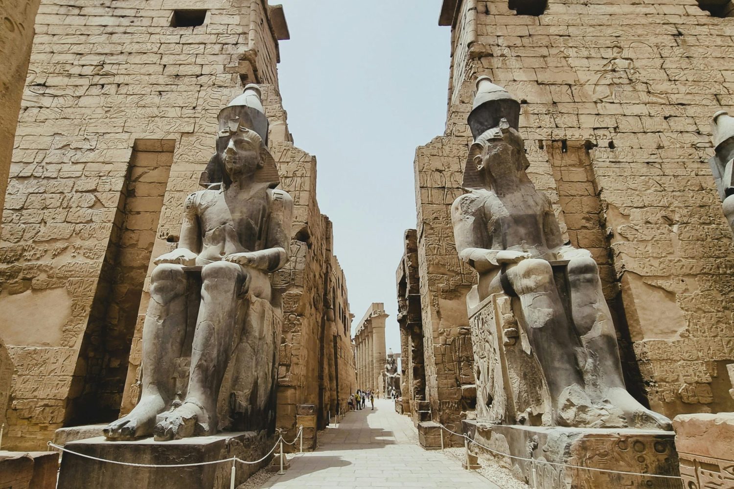 Viaje a Egipto por 9 Días: El imponente Templo de Luxor, un tesoro del Egipto Faraónico a orillas del Nilo durante tu crucero por Egipto.