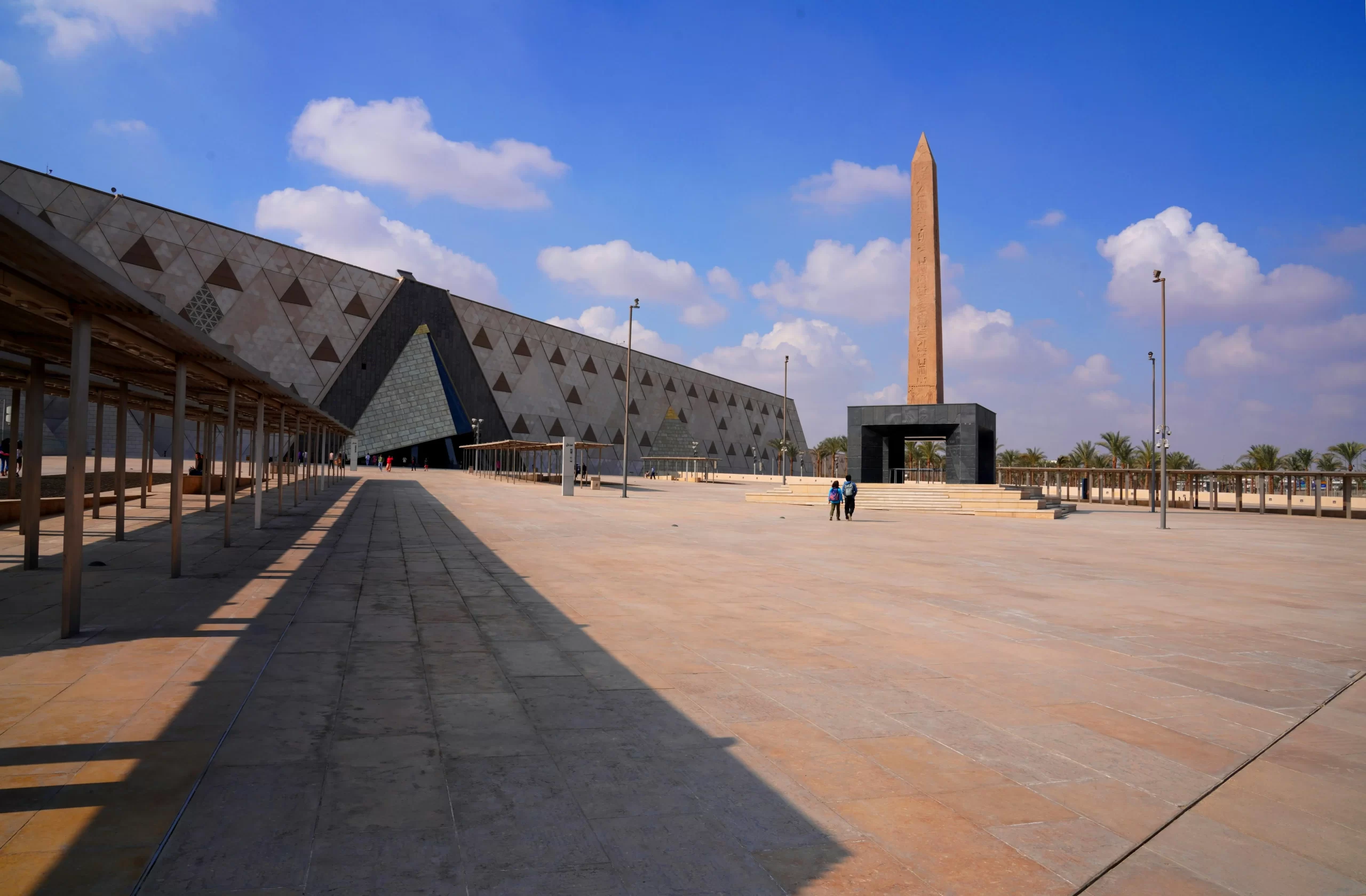 El Gran Museo Egipcio (GEM) en Giza visto desde el exterior, mostrando su arquitectura moderna y diseño triangular.