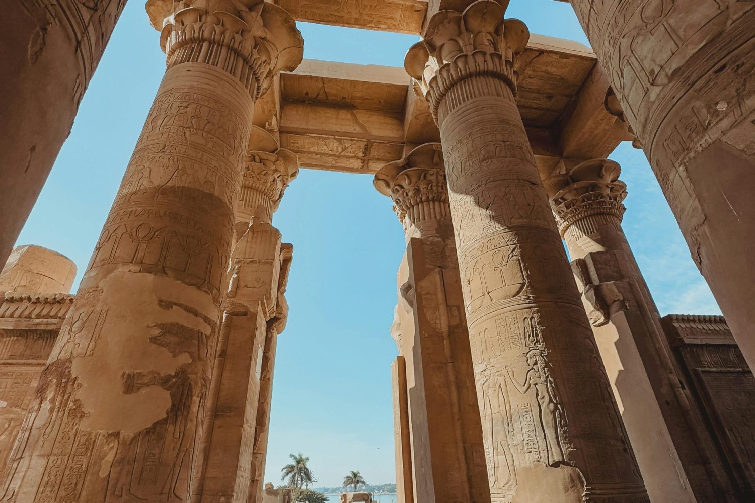 Crucero por el Nilo 5 días desde Hurgada con una vista impresionante del Templo de Kom Ombo iluminado por el sol junto al río Nilo.