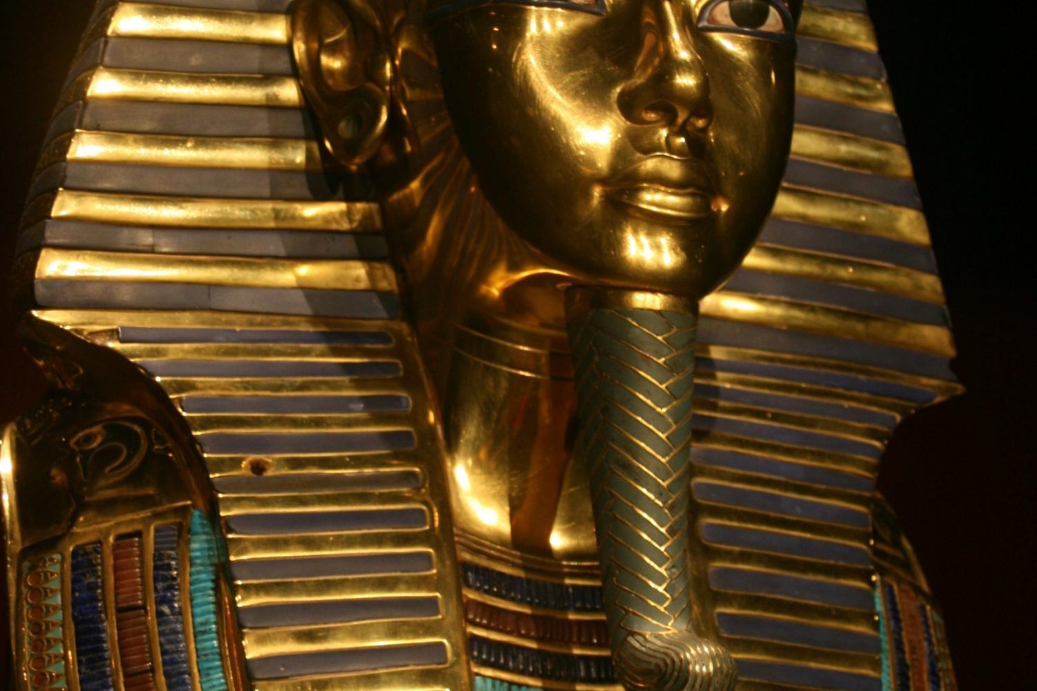Viaje a Egipto 10 Días: Máscara de Tutankamón en el Museo Egipcio Nuevo durante la Ruta de la Sagrada Familia