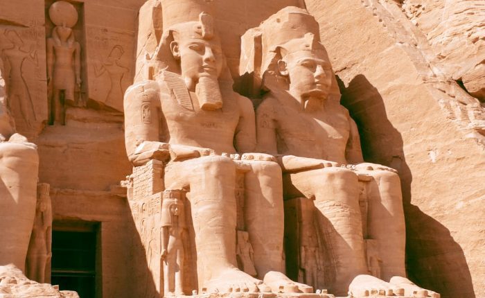 Viaje a Egipto 9 días: Templos de Abu Simbel iluminados al amanecer, la obra monumental de Ramsés II y una de las paradas esenciales del Alto Egipto.