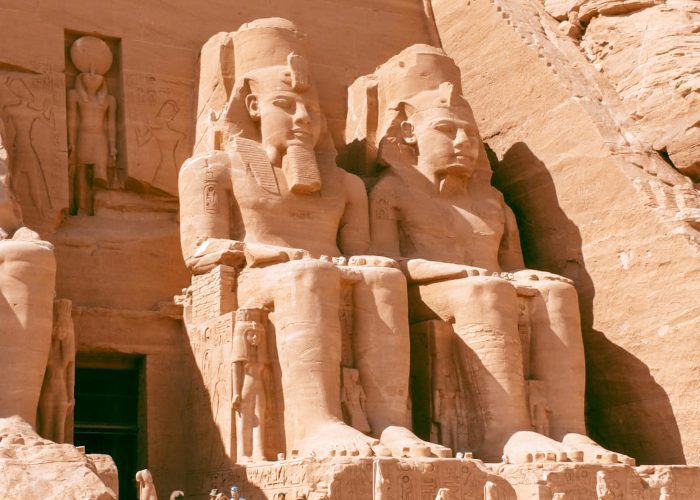 Viaje a Egipto 9 días: Templos de Abu Simbel iluminados al amanecer, la obra monumental de Ramsés II y una de las paradas esenciales del Alto Egipto.