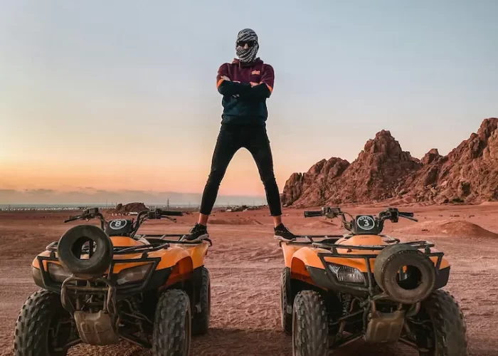 Safari en el desierto de 1 día desde El Gouna: Recorrido en quad por las dunas doradas del desierto, disfrutando de velocidad y aventura en un paisaje único.