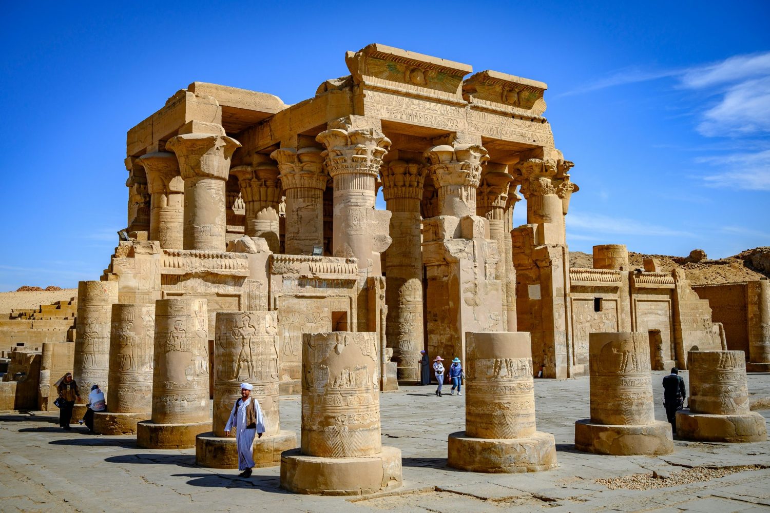 crucero por el nilo del lujo MS Terramar Experiencia Inolvidable visitando el Templo de Kom Ombo en Egipto con guía en español y lujo a bordo del Nilo