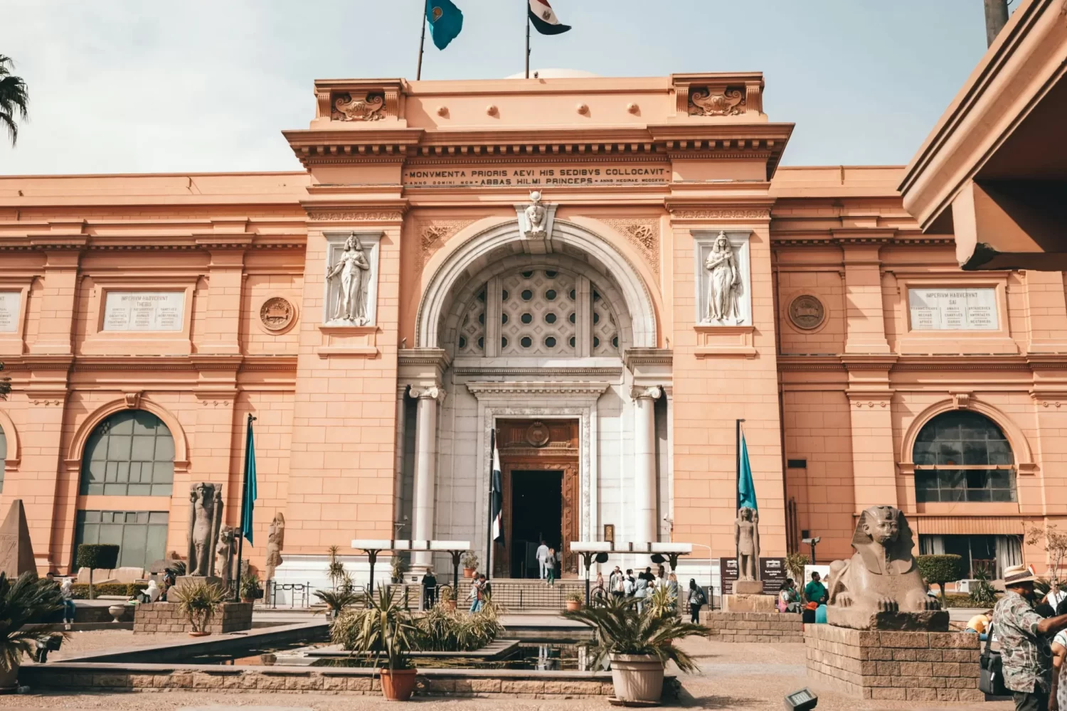 Excursión a El Cairo y Guiza desde Makadi en 1 Día: vista exterior del Museo Egipcio de El Cairo en la Plaza Tahrir, mostrando su fachada histórica y arquitectura clásica.