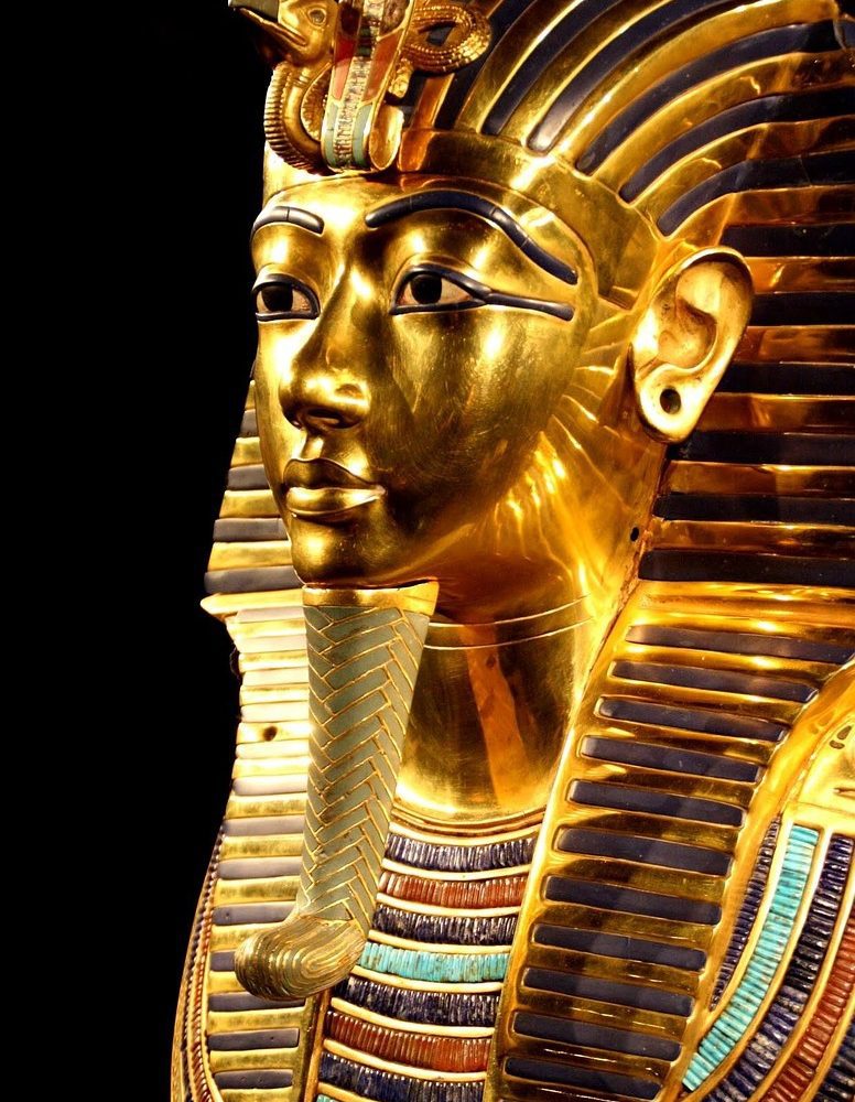 Viaje a El Cairo y Guiza desde Makadi: primer plano del icónico casco dorado de Tutankamón, mostrando la riqueza y el arte del Antiguo Egipto en el Gran Museo Egipcio.