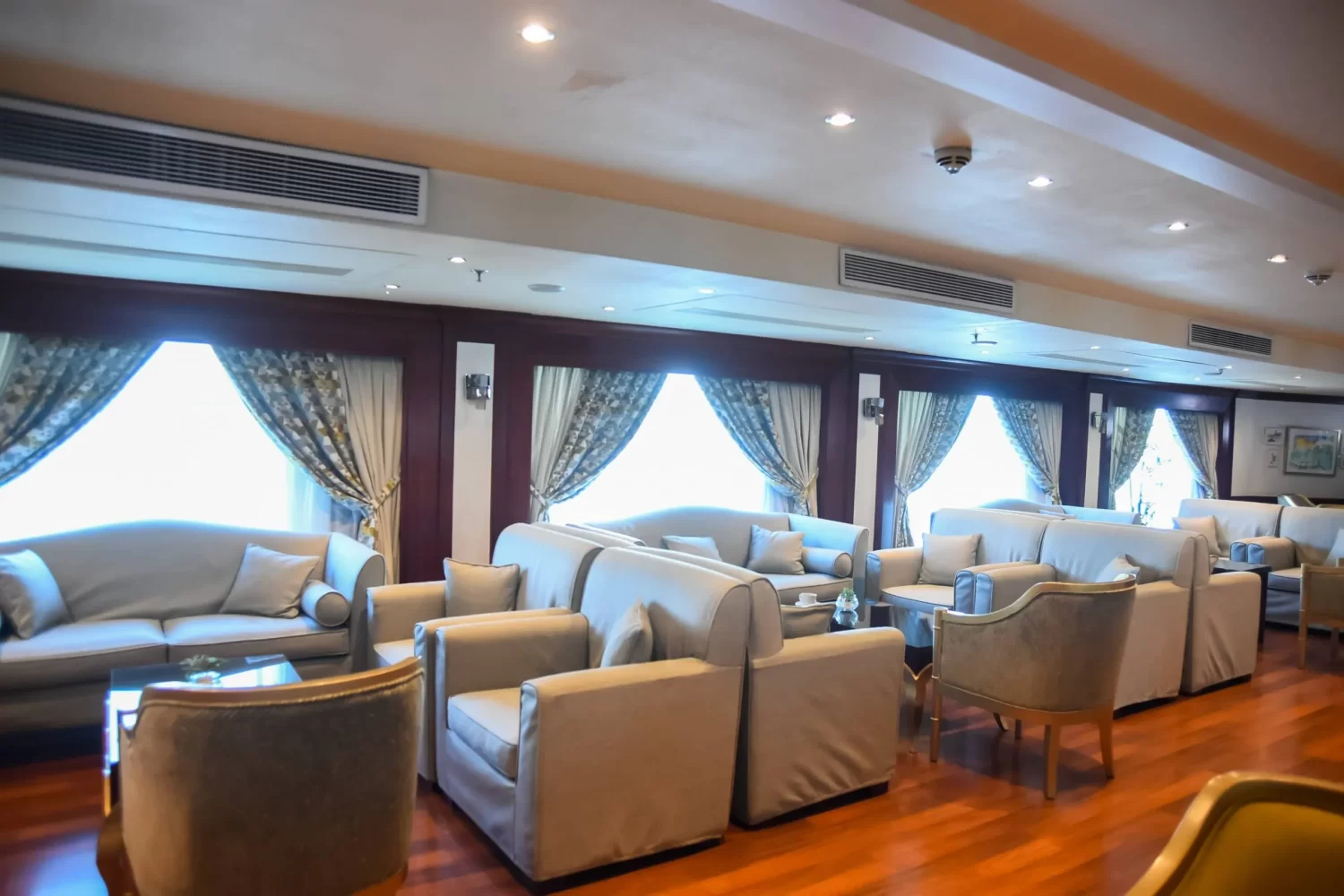 Crucero por el Nilo de Lujo a Bordo del MS Amwaj: Interior de la cabina de lujo con vistas panorámicas al Nilo