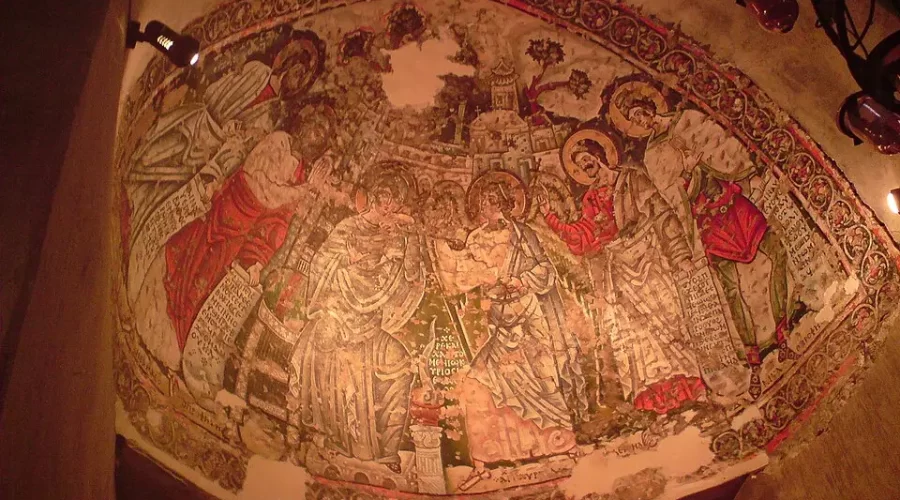 La Ciudad de Wadi El Natrón muestra las pinturas murales y frescos religiosos del Monasterio de los Sirios, una de las expresiones más importantes del arte copto antiguo en Egipto.