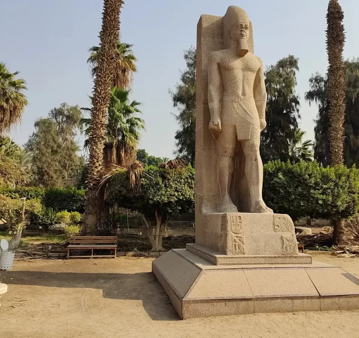 La Ciudad de Menfis en Egipto, Coloso de Ramsés II, estatua de 13 m frente al Templo de Ptah