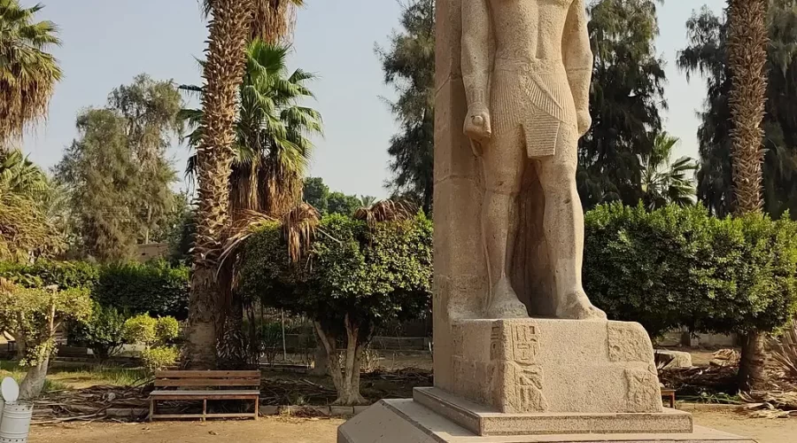 La Ciudad de Menfis en Egipto, Coloso de Ramsés II, estatua de 13 m frente al Templo de Ptah