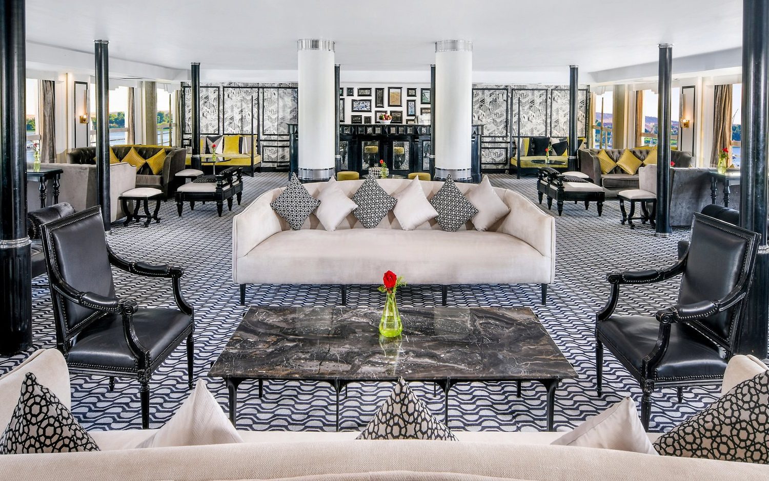 Crucero por el Nilo de Lujo en el Mövenpick MS Hamees recepción elegante a bordo con diseño moderno y atención personalizada.