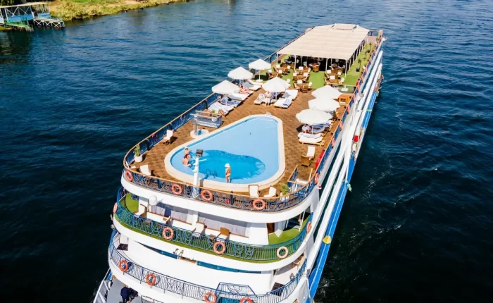 Crucero por el Nilo de Lujo a Bordo del MS Amwaj: Vista aérea del crucero navegando en el Nilo