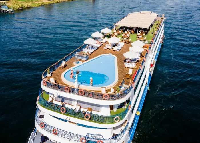 Crucero por el Nilo de Lujo a Bordo del MS Amwaj: Vista aérea del crucero navegando en el Nilo