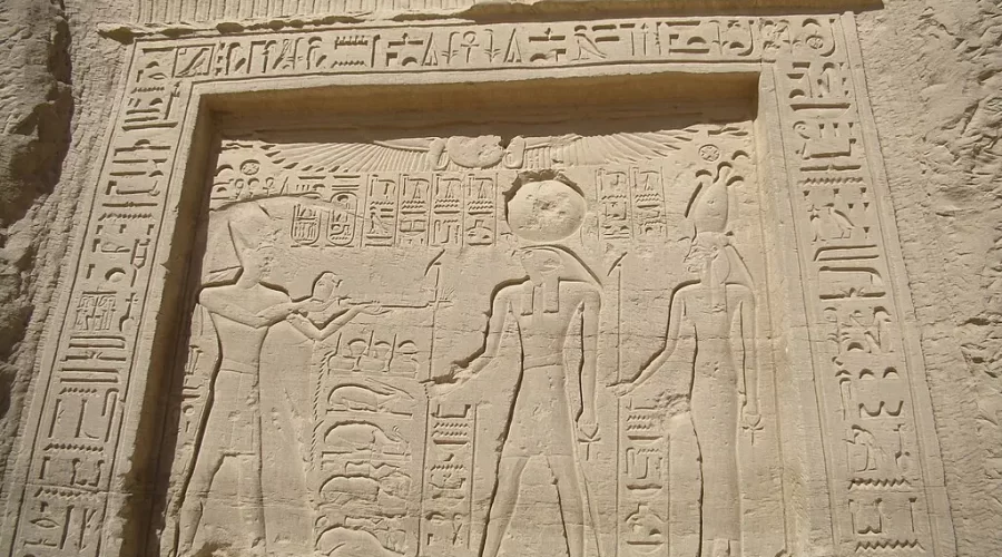 El Kab, mostrando relieves e inscripciones jeroglíficas del templo de Nekhbet.