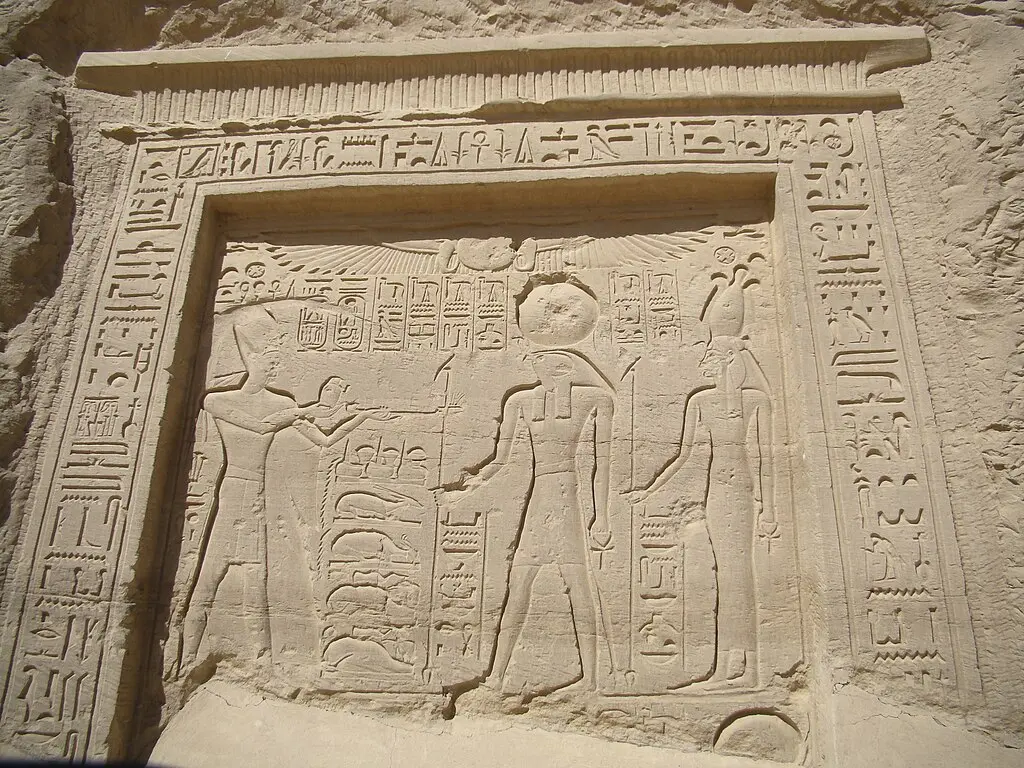 El Kab, mostrando relieves e inscripciones jeroglíficas del templo de Nekhbet.