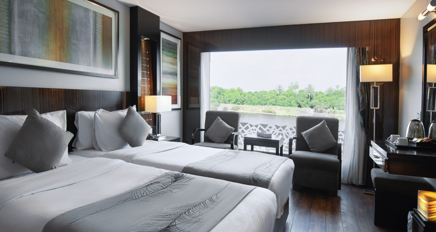 Crucero de Lujo por el Nilo Le Fayan 4 y 5 Días habitación con vista al Nilo mostrando el confort y lujo a bordo.