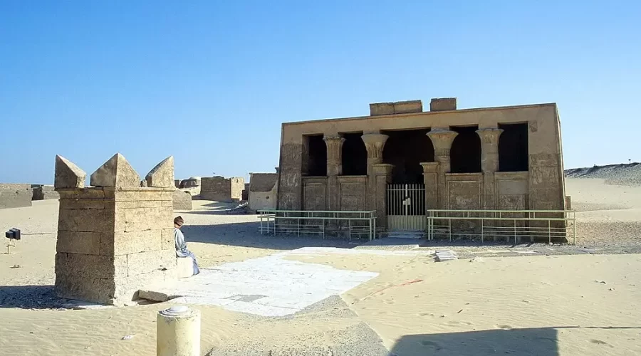 Vista exterior de Tuna El Yebel en El Minya con la entrada histórica y estructuras arqueológicas del antiguo Egipto