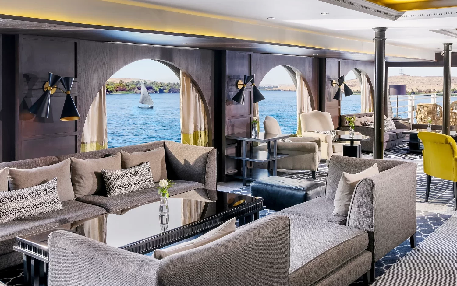 Crucero por el Nilo del lujo Mövenpick MS Sun Ray – Bar elegante a bordo con vistas panorámicas al Nilo.