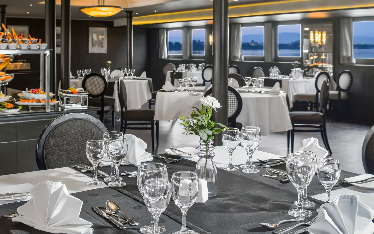 Crucero por el Nilo del lujo Mövenpick MS Sun Ray restaurante buffet elegante con variedad gastronómica a bordo.