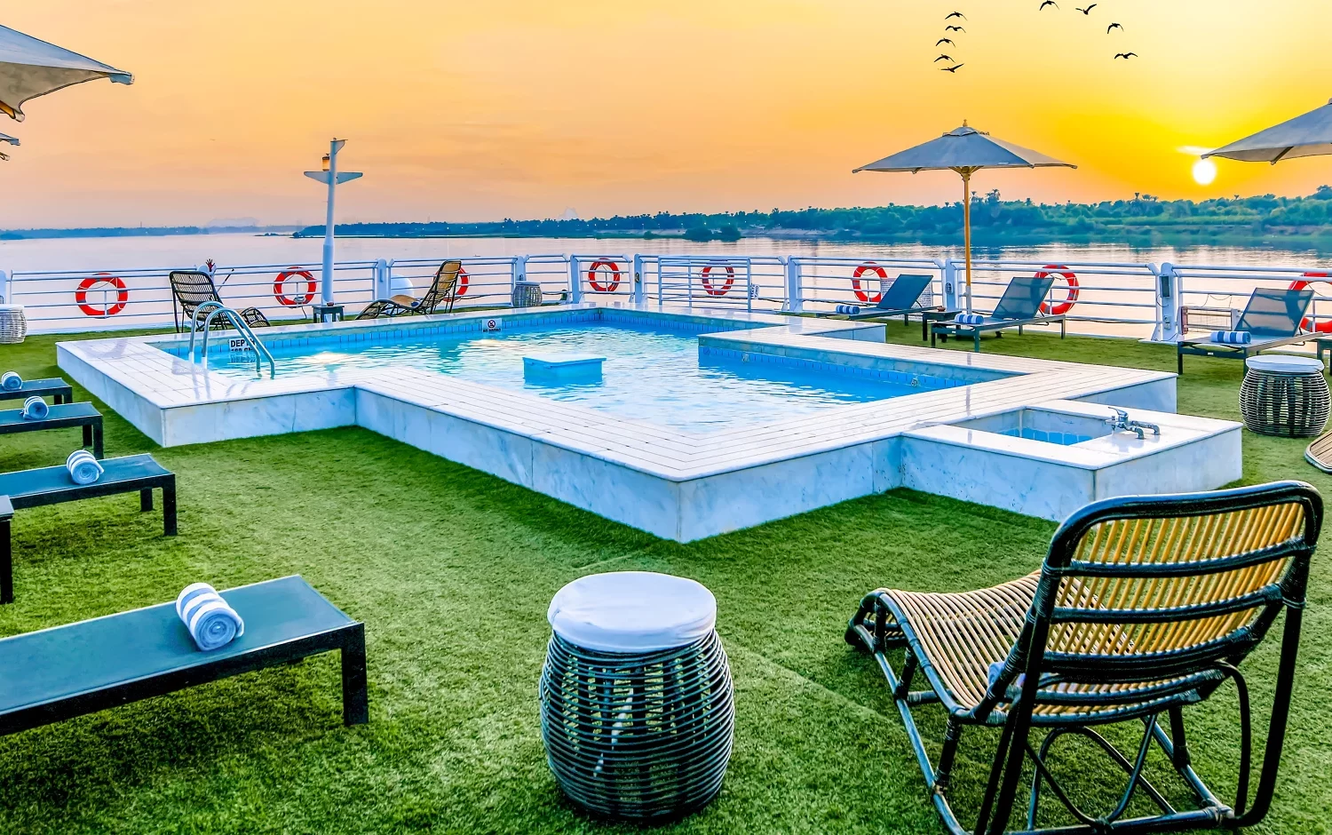 Crucero por el Nilo del lujo Mövenpick MS Sun Ray piscina al aire libre con vistas al Nilo a bordo.