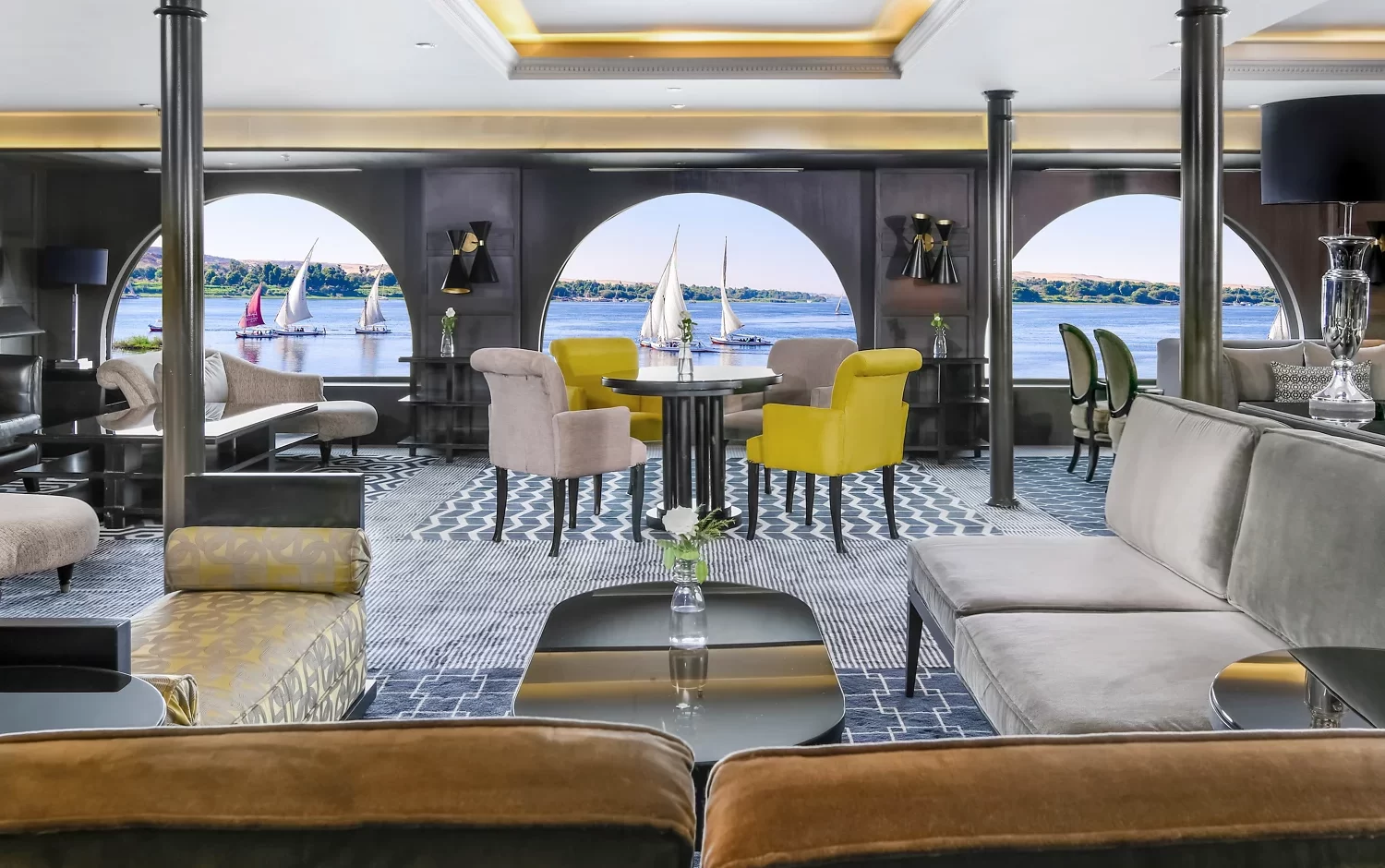 Crucero por el Nilo del lujo Mövenpick MS Sun Ray recepción elegante a bordo con atención personalizada.