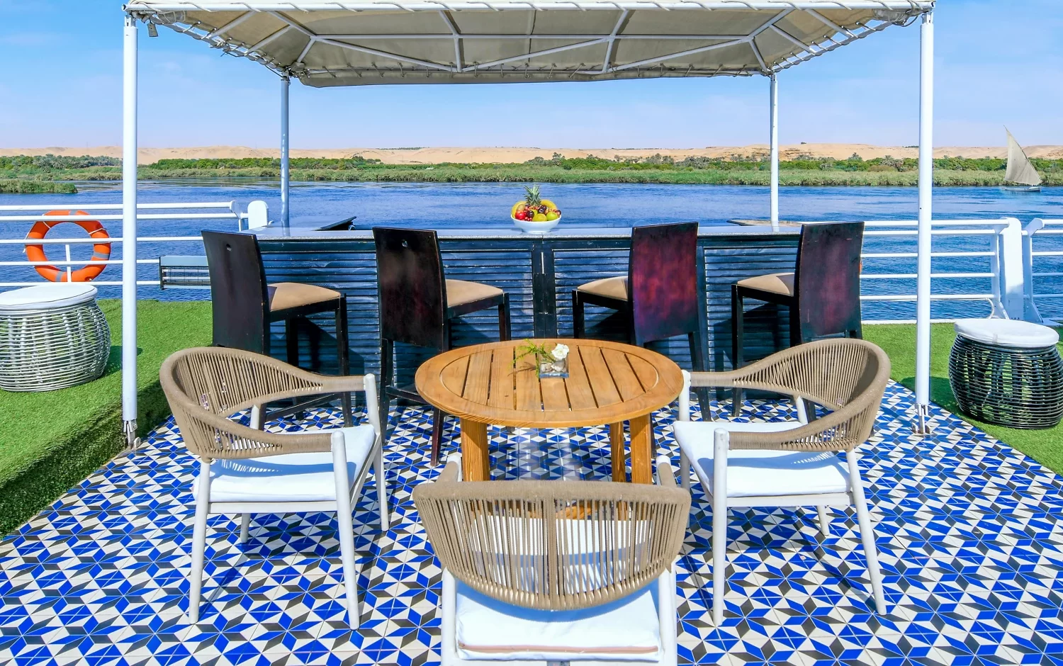 Crucero por el Nilo del lujo Mövenpick MS Sun Ray Sun Deck con vistas panorámicas al Nilo y zona de relax a bordo.