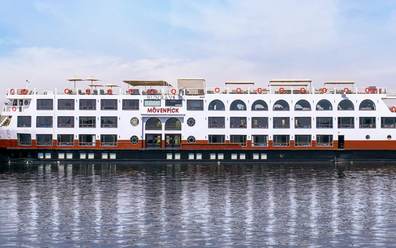 Crucero por el Nilo del lujo Mövenpick MS Sun Ray vista panorámica del crucero navegando por el Nilo.