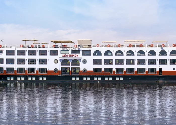 Crucero por el Nilo del lujo Mövenpick MS Sun Ray vista panorámica del crucero navegando por el Nilo.