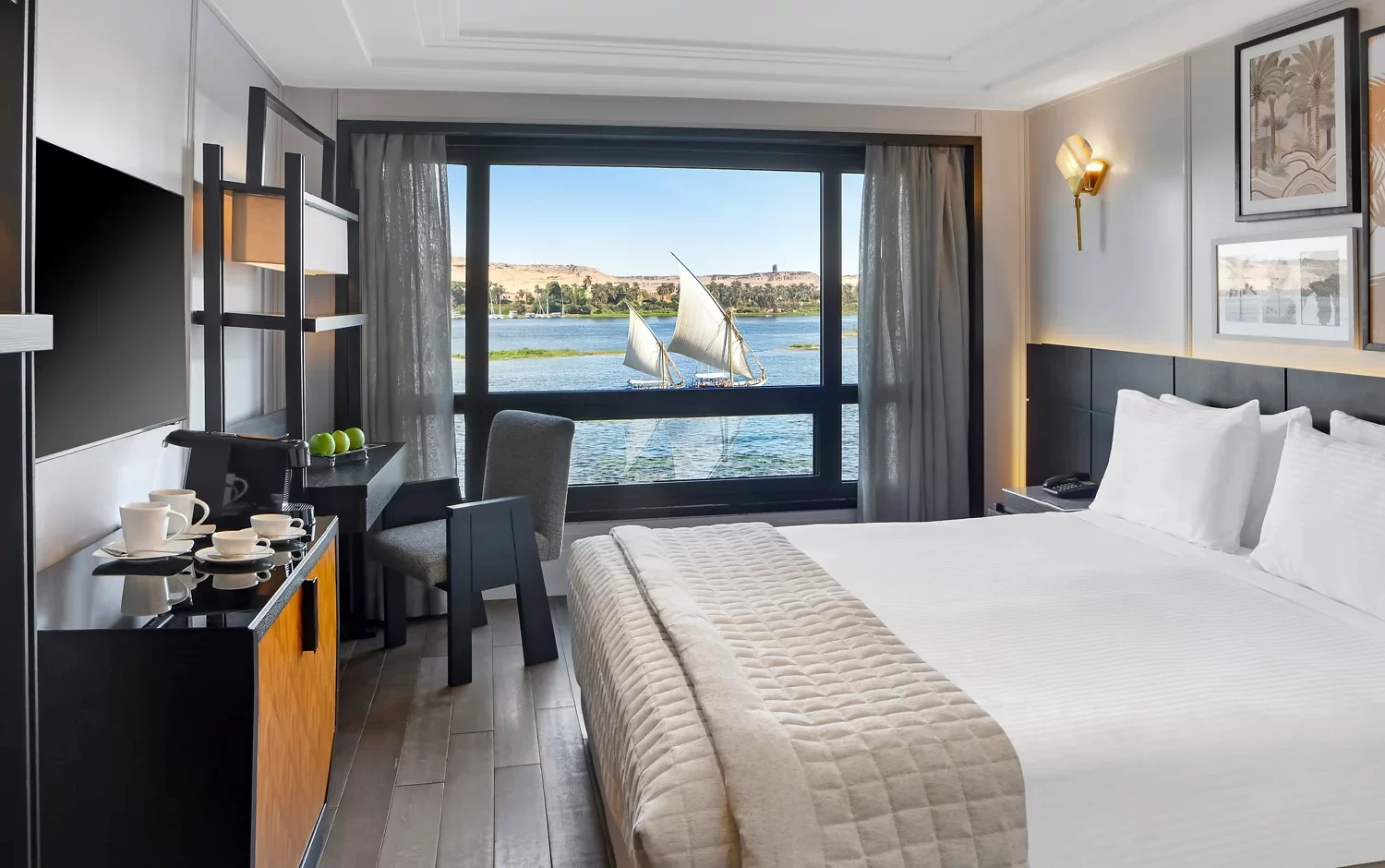 Crucero por el Nilo del lujo Mövenpick MS Sun Ray habitación King con vistas panorámicas al Nilo.