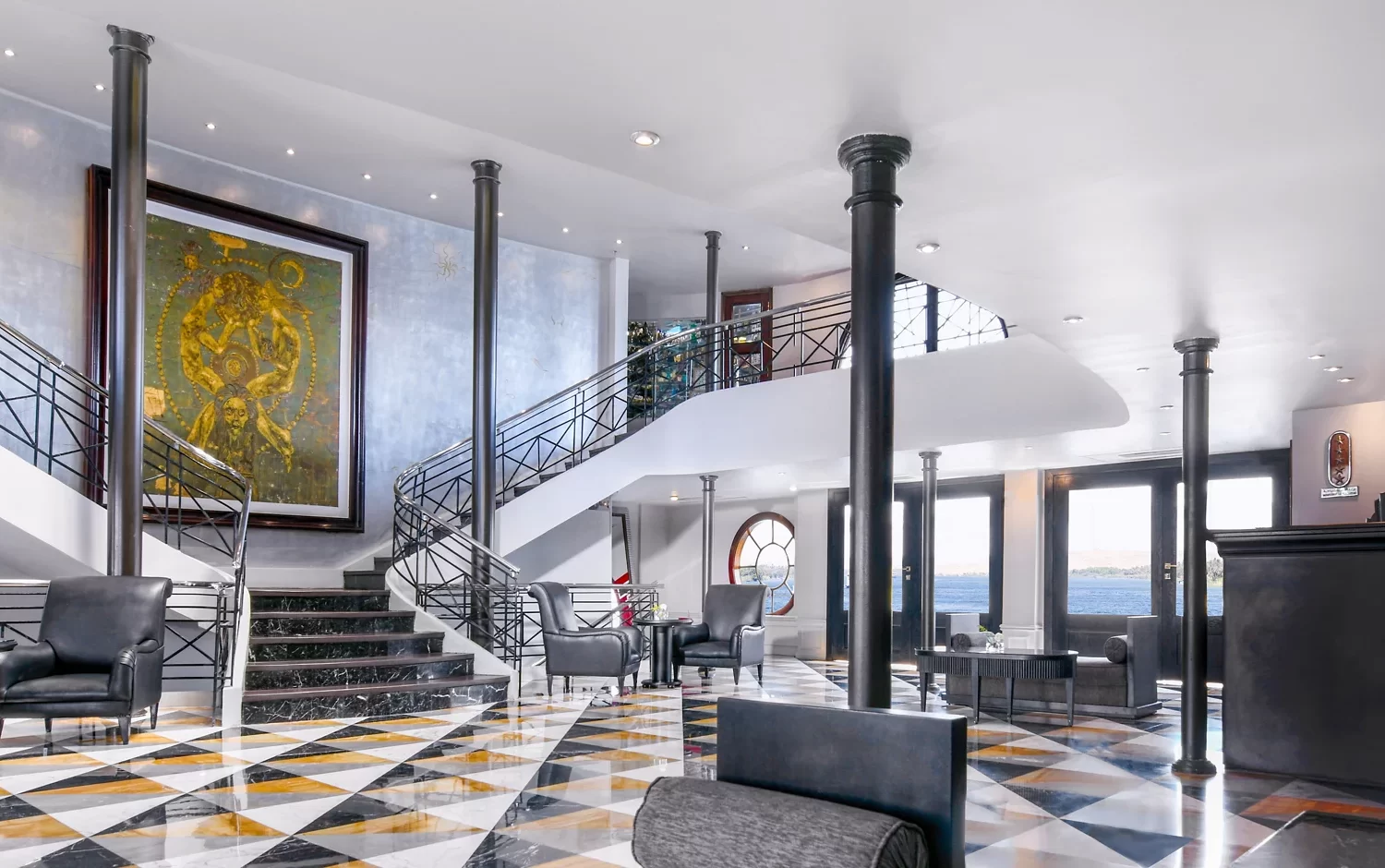 Crucero por el Nilo del lujo Mövenpick MS Sun Ray entrada y recepción elegante a bordo.