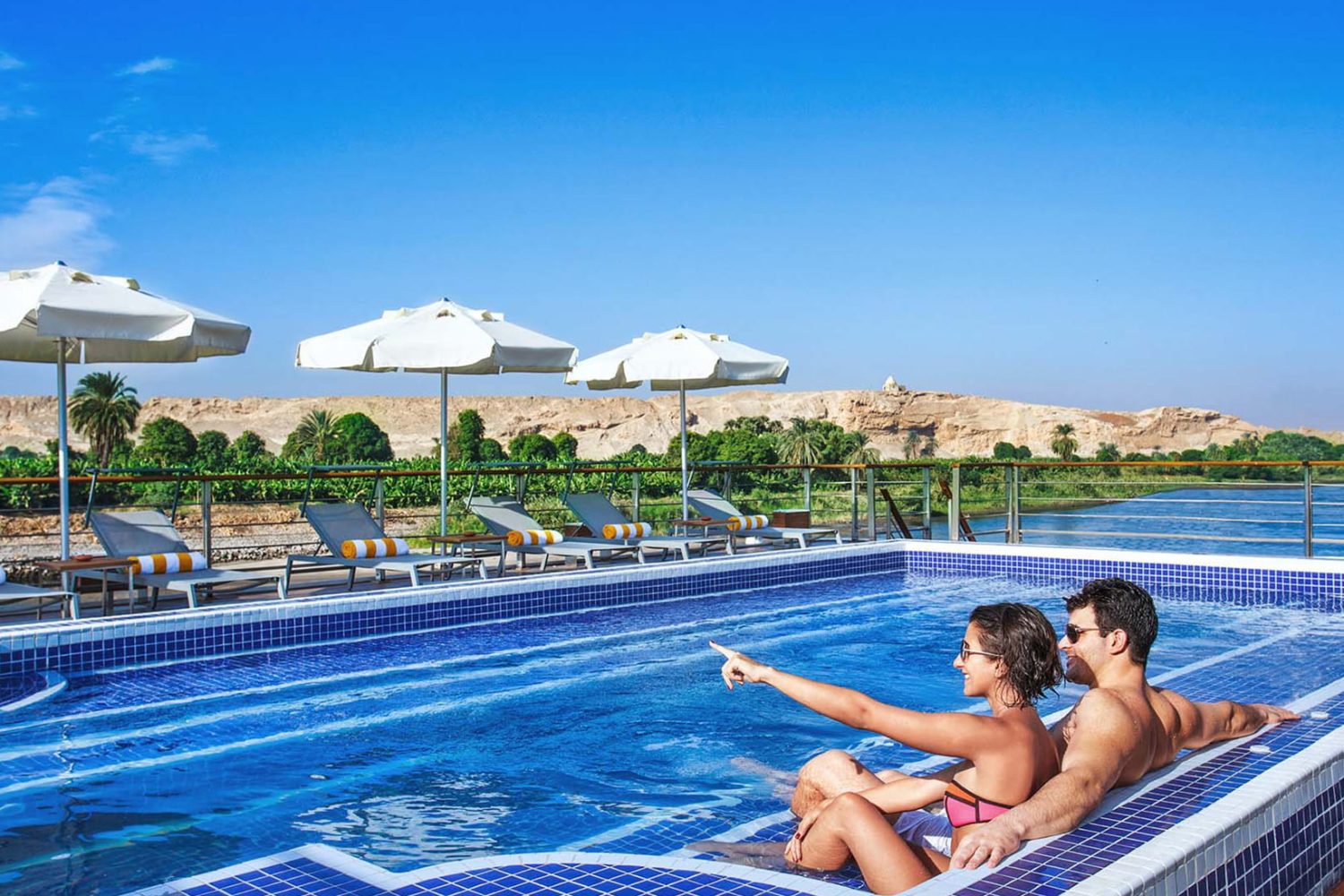 El Crucero por el Nilo de Gran Lujo de Oberoi Philae – Piscina climatizada en la cubierta superior