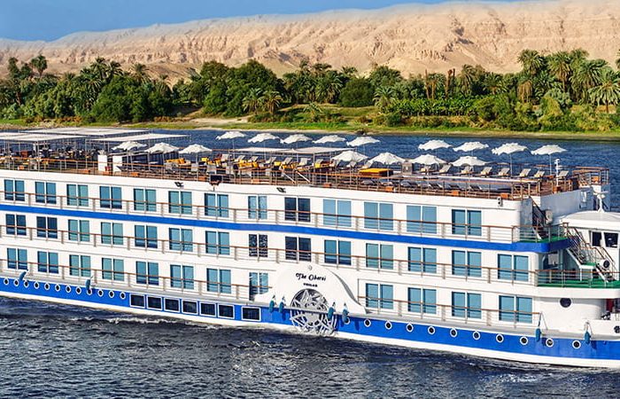 El Crucero por el Nilo de Gran Lujo de Oberoi Philae navegando tranquilamente por el río Nilo