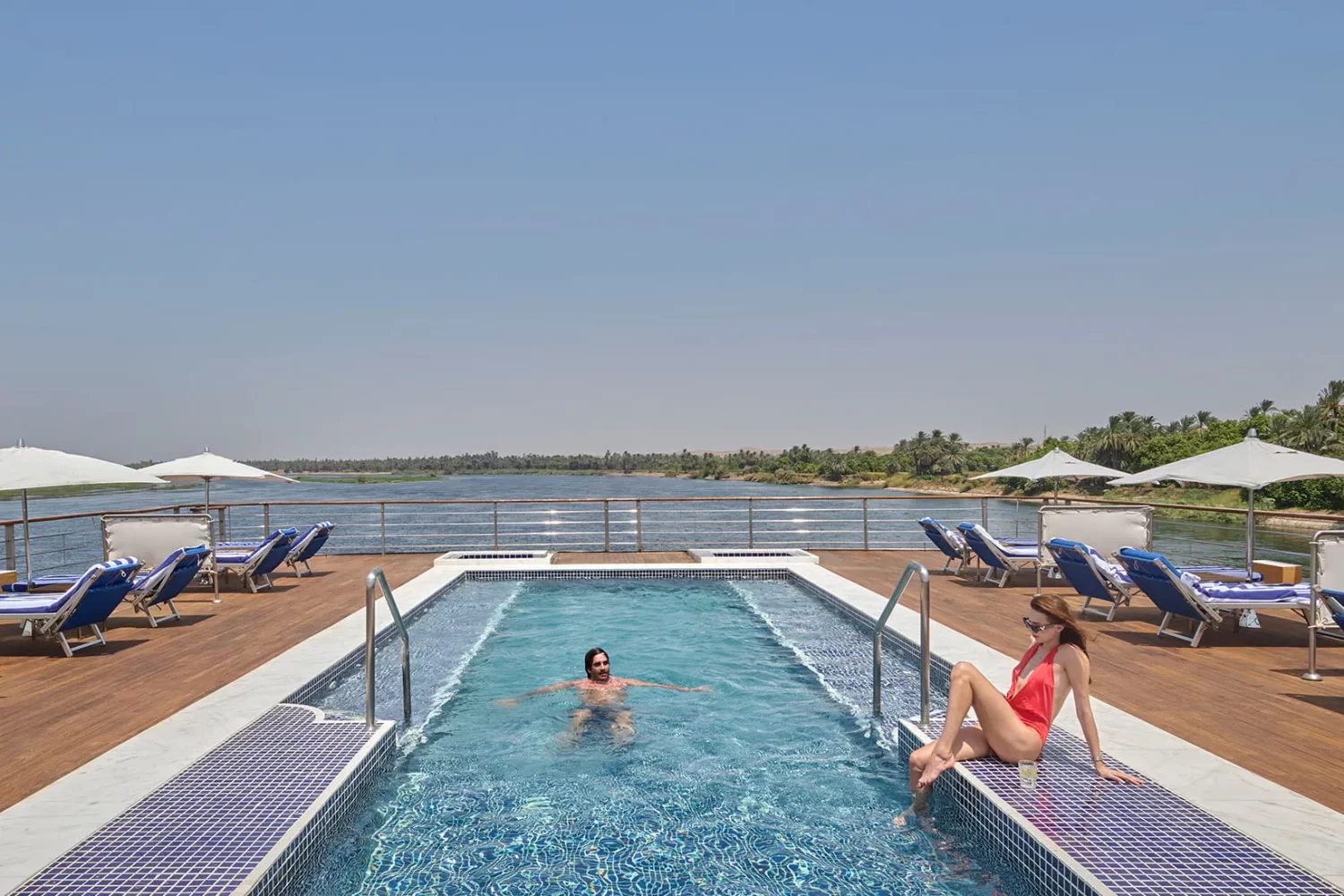 Crucero por el Nilo de Gran Lujo a Bordo del Oberoi Zahra piscina con vistas al río Nilo