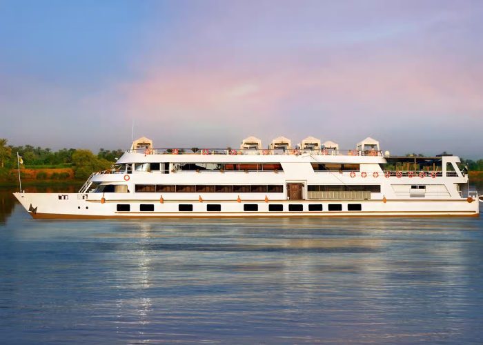 Crucero por el Nilo de Gran Lujo a Bordo del Sanctuary Sun Boat III navegando por el Nilo
