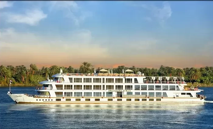 Crucero de Gran Lujo por el Nilo a Bordo del Sanctuary Sun Boat IV navegando por el Nilo